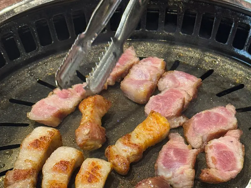 전문가의 손길로 구워지는 돼지고기