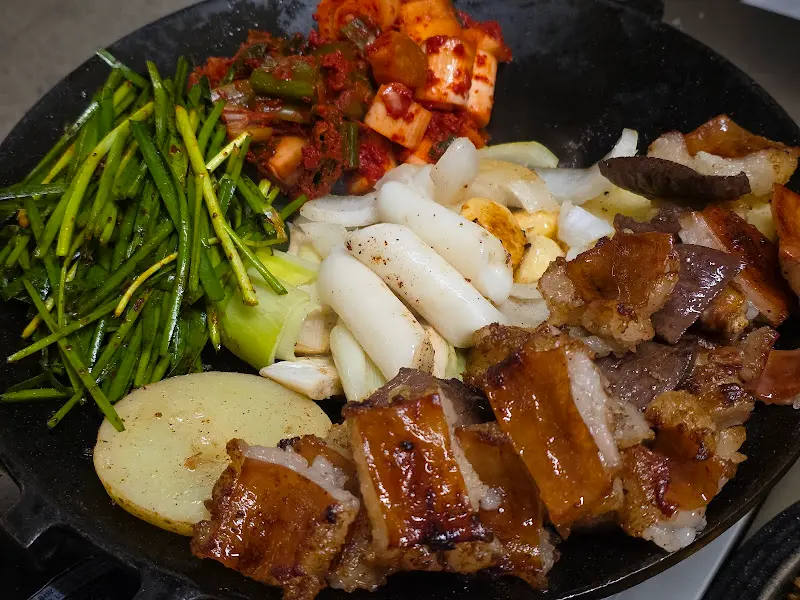 모듬 한판에 푸짐하게 담겨 나온 곱창, 막창, 대창, 염통