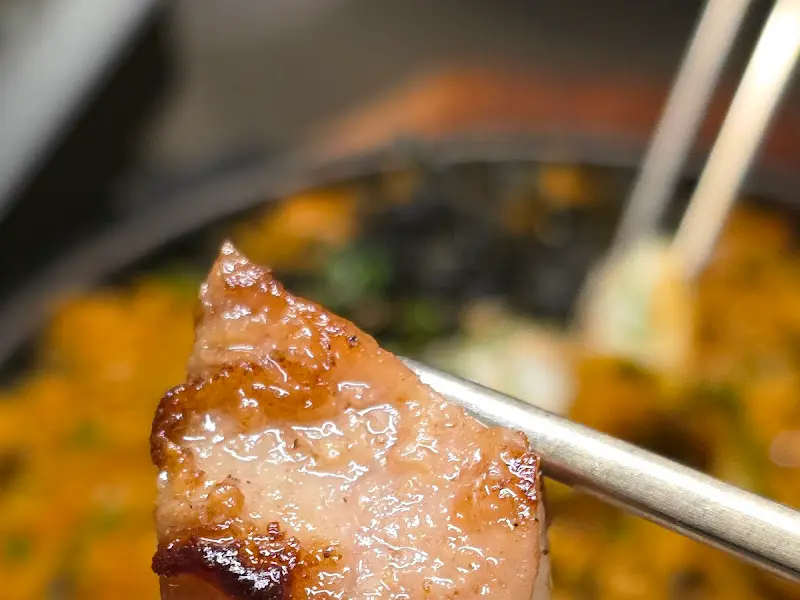 젓가락으로 곱창을 집는 모습