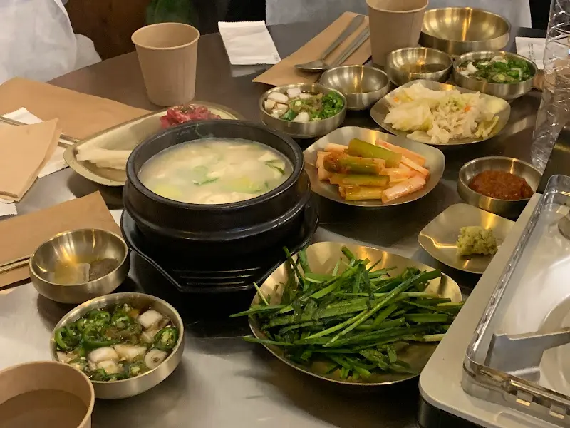 밑반찬이 가득 차려진 테이블