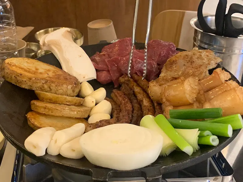 불판 위에 곱창, 대창, 염통이 올려져 있는 모습