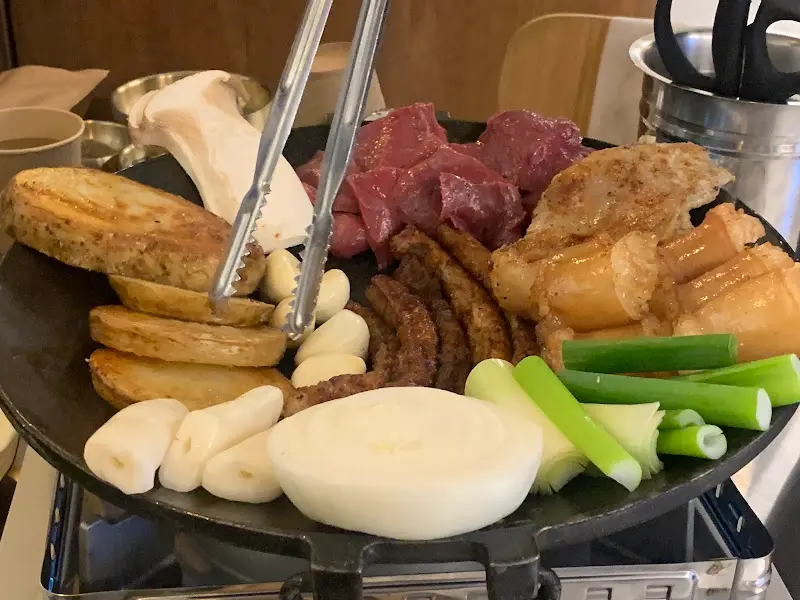 다양한 종류의 곱창이 불판에 담겨 구워지고 있는 모습