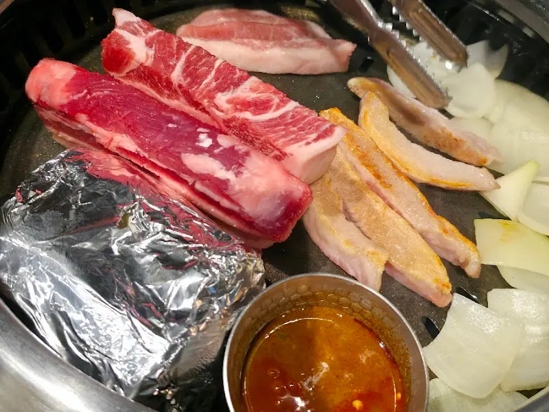 돼지고기 굽는 모습