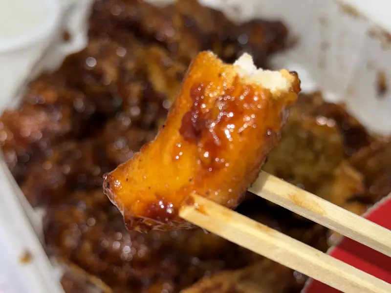 젓가락으로 집은 닭강정