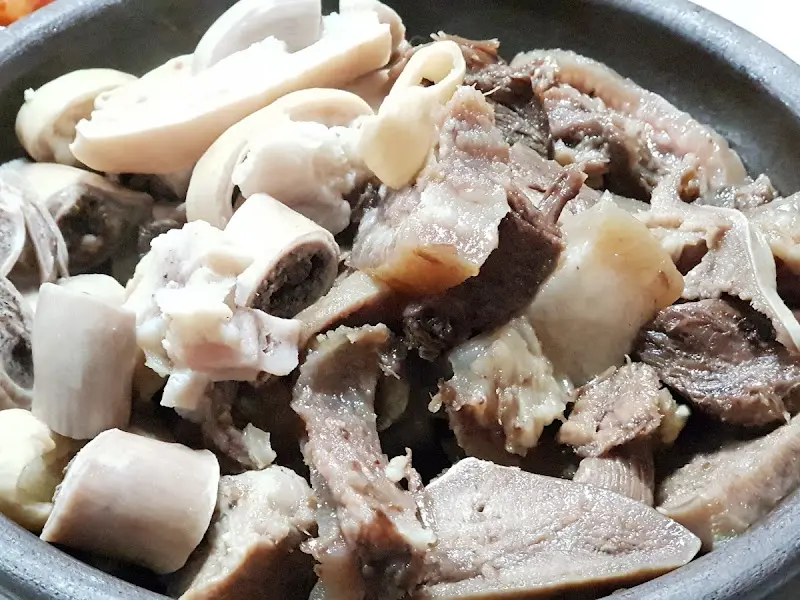 윤기가 흐르는 돼지 머릿고기와 암뽕 수육의 클로즈업 사진