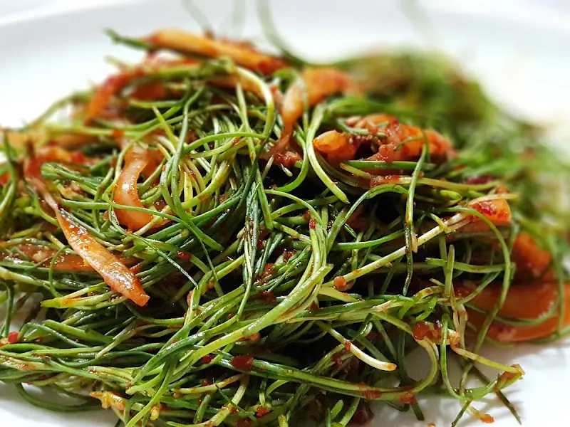 부추 겉절이가 담긴 접시의 클로즈업 사진