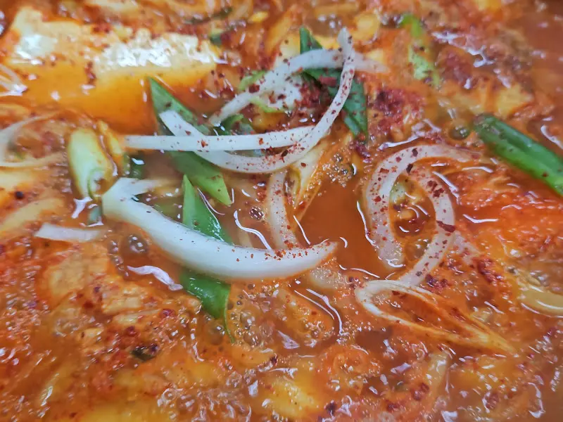 김치찌개 속 양파와 파