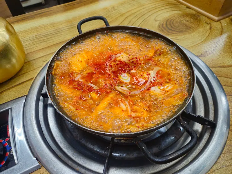 뚝배기 안에서 끓고 있는 김치찌개