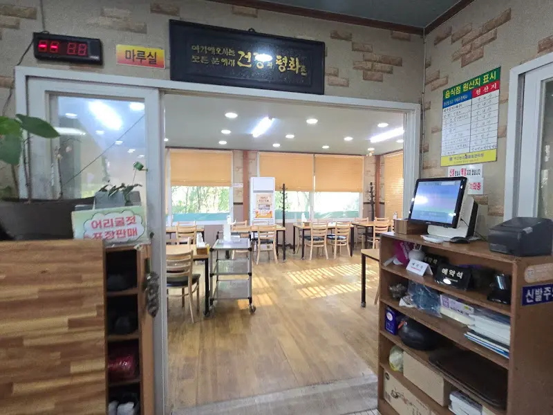 정갈하게 놓여진 테이블과 맛깔스러운 음식들