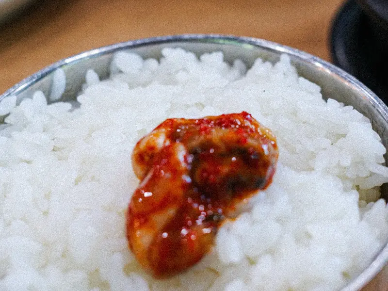 어리굴젓을 얹은 밥 한 숟갈