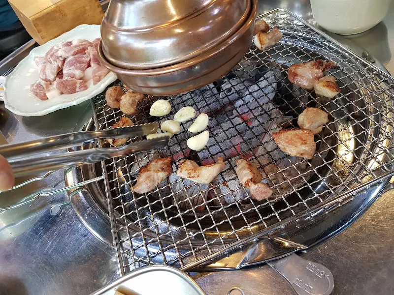 구워지는 뒷고기