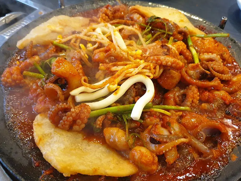 쭈꾸미와 함께 볶아진 스파게티 면