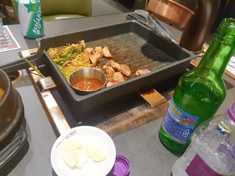 불판 위의 삼겹살과 목살