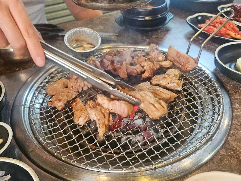 숯불 위에서 익어가는 양념갈비