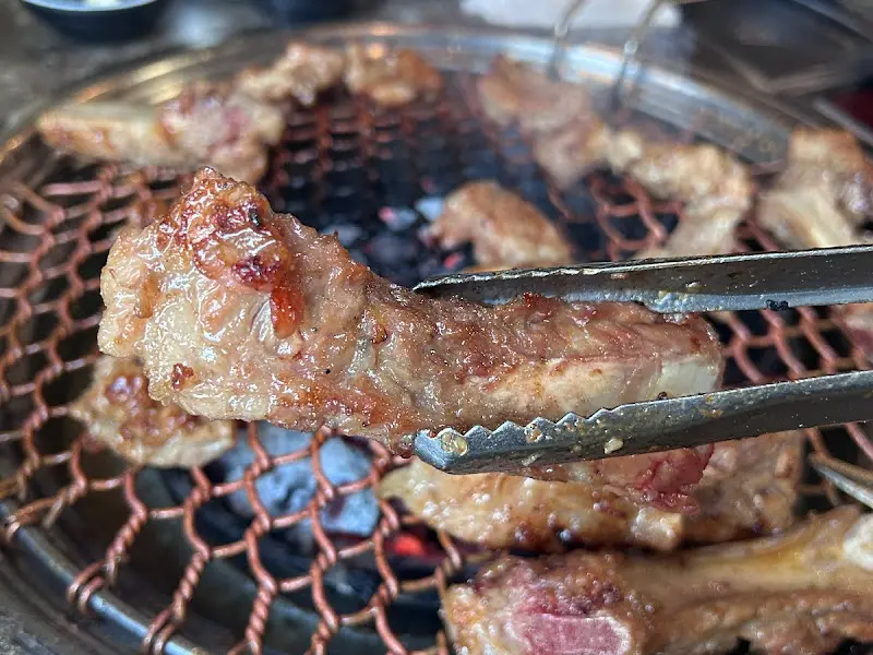 집게로 든 갈비