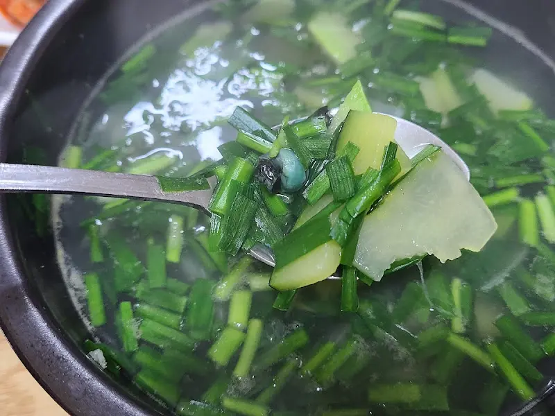 숟가락 위에 올려진 다슬기