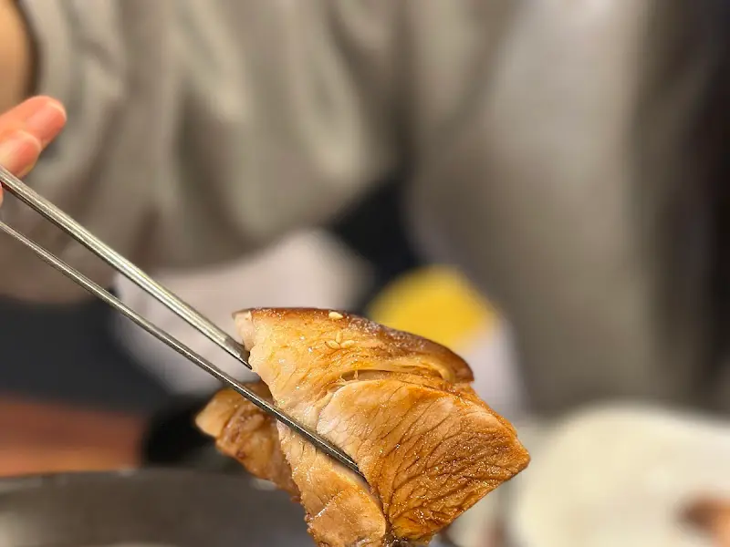 젓가락으로 든 족발