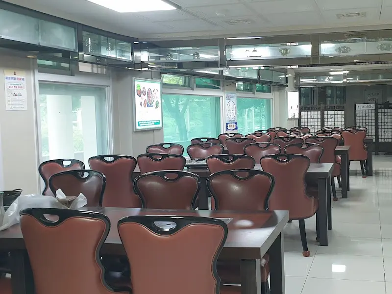 넓고 깔끔한 식당 내부