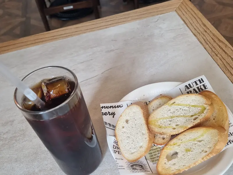 따뜻한 식전빵과 상큼한 음료