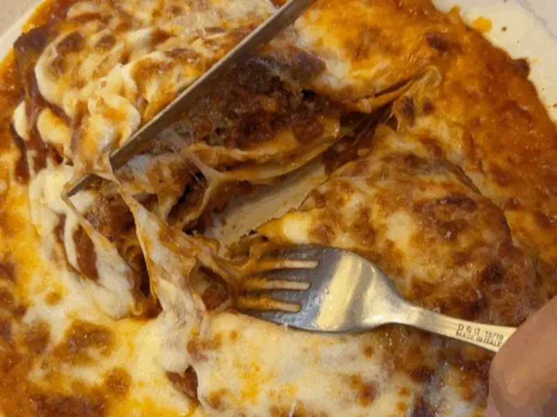 풍성한 치즈가 돋보이는 라자냐