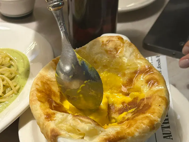 페스츄리 스프를 떠먹는 모습