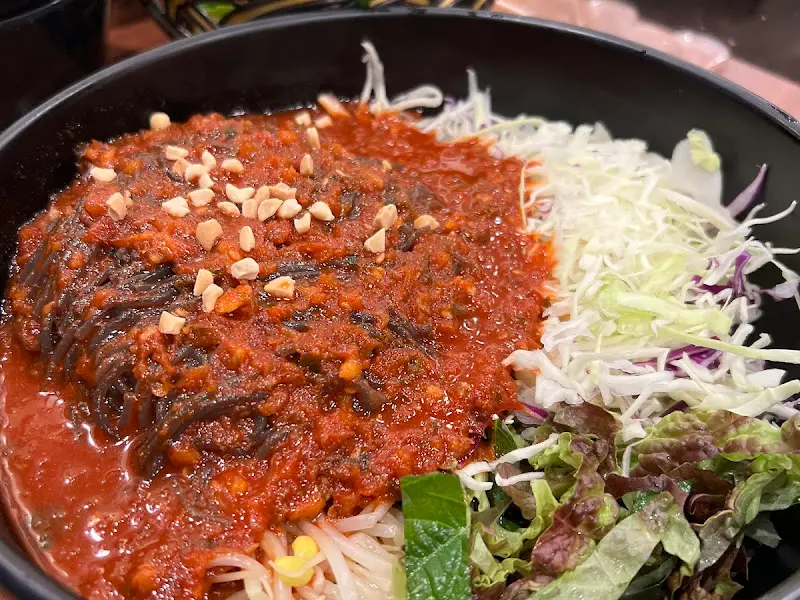 매콤달콤한 양념이 듬뿍 올려진 막국수