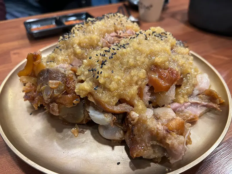 윤기가 좔좔 흐르는 족발