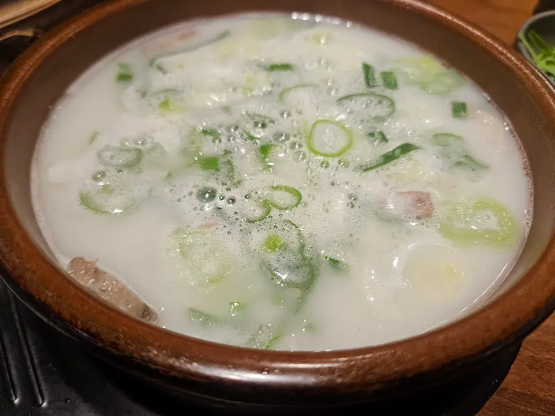 뽀얀 국물에 푸짐하게 담긴 순대국