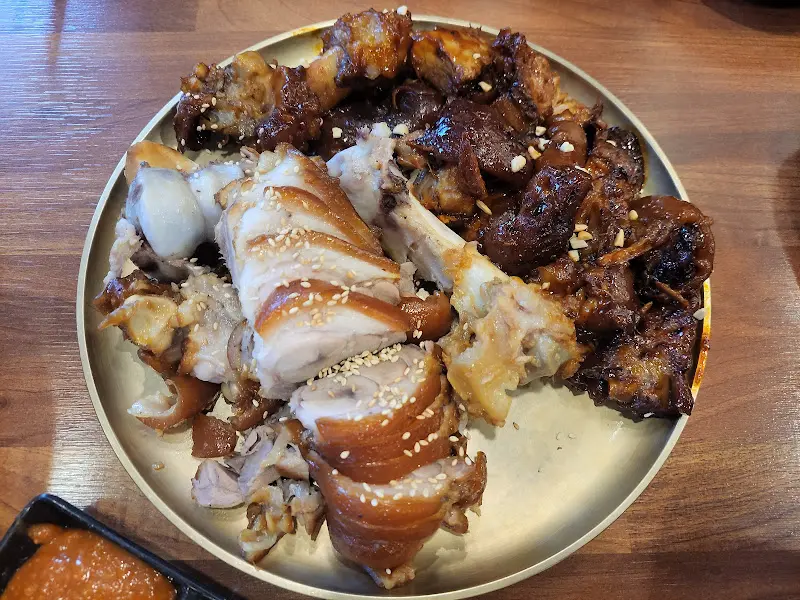 일반 족발과 튀김 족발의 환상적인 만남