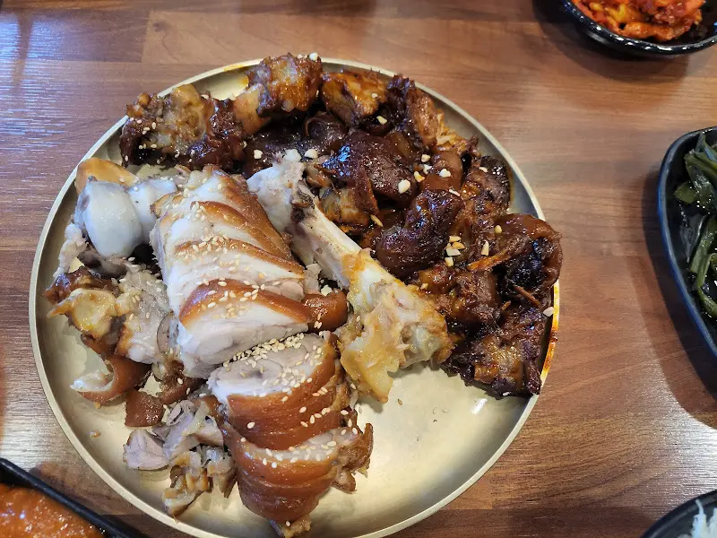 푸짐한 족발 한 상 차림