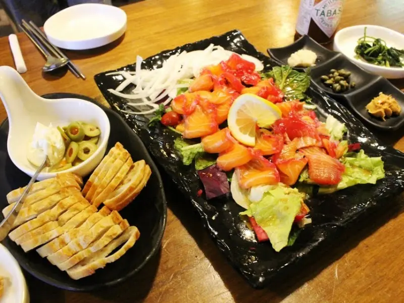 연어 그라브락스와 곁들여 먹는 바게트 빵