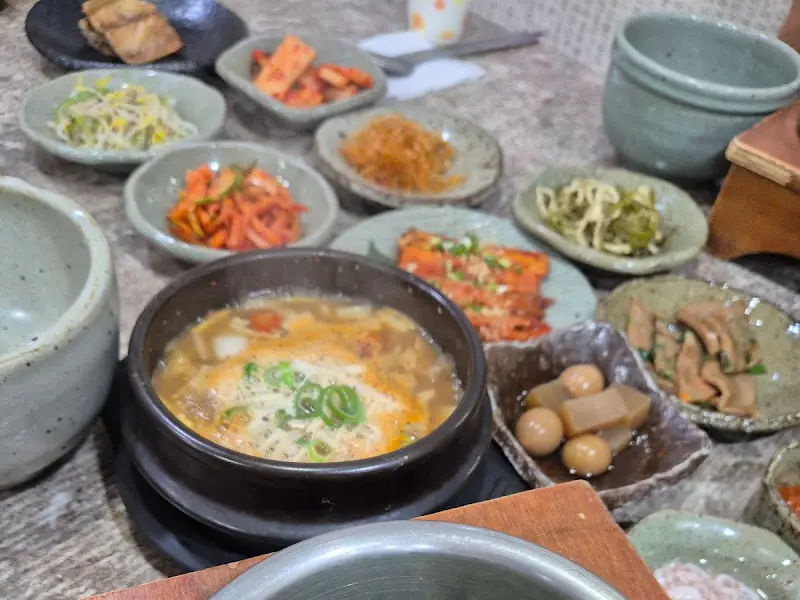 된장찌개와 다양한 반찬들