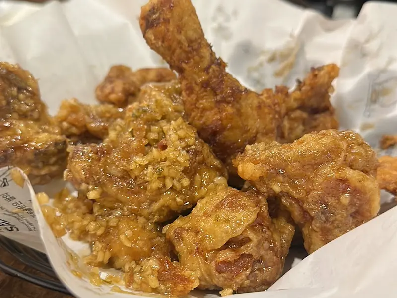 윤기 좔좔 흐르는 살살후라이드 순살 치킨