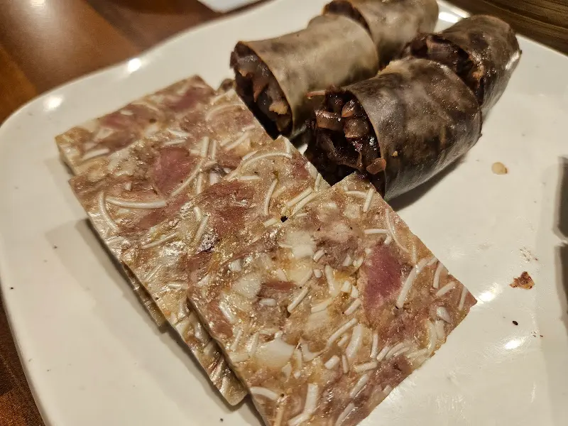 윤기가 흐르는 순대와 편육