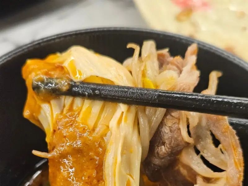 젓가락으로 든 훠궈 재료