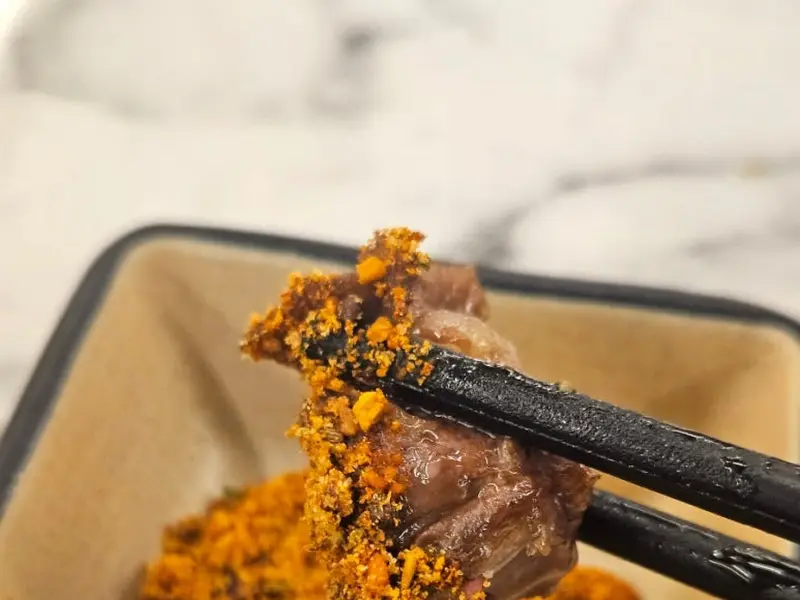 쯔란이 듬뿍 뿌려진 양꼬치