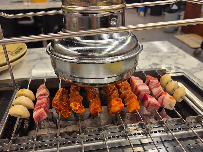 양꼬치와 마늘이 함께 구워지는 모습