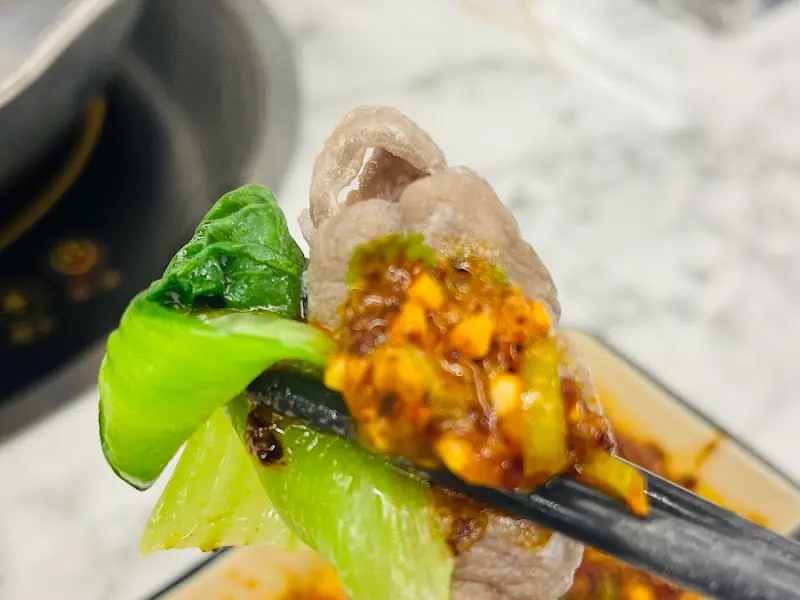 양꼬치와 야채를 소스에 찍어먹는 모습