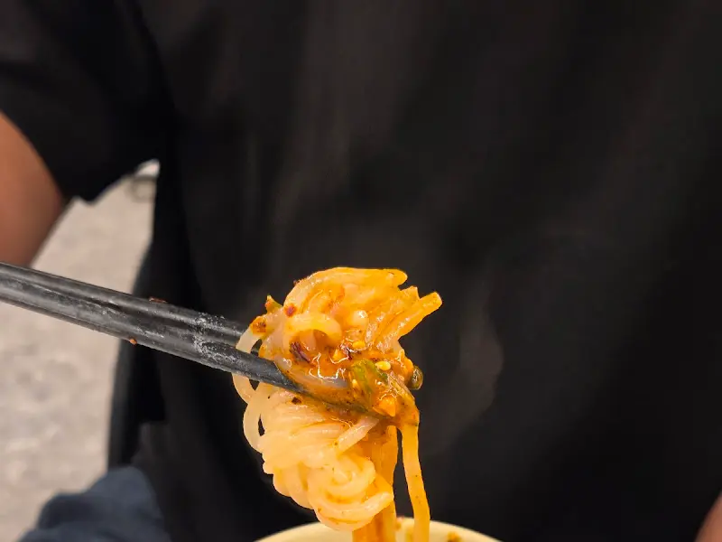 젓가락으로 든 면