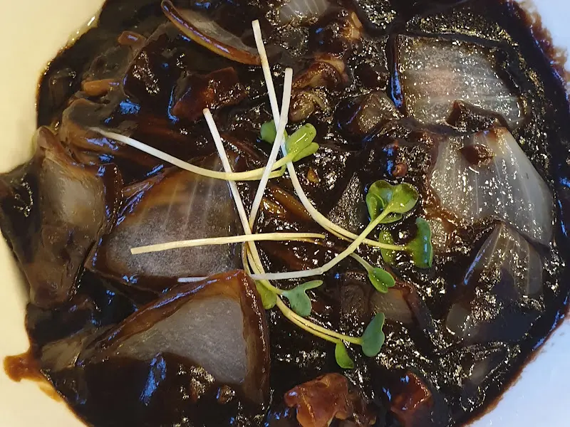 짜장 소스 위에 앙증맞은 새싹채소가 톡!