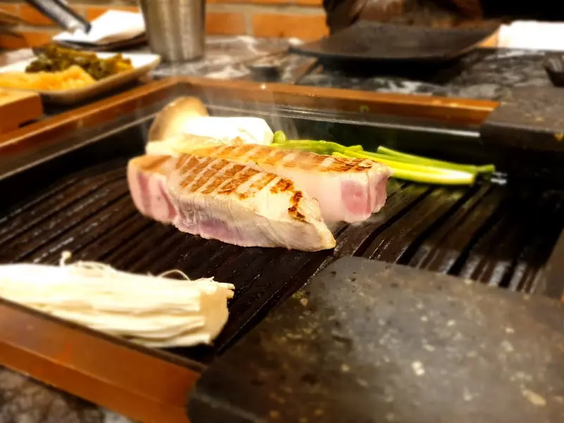 직원이 직접 구워주는 삼겹살