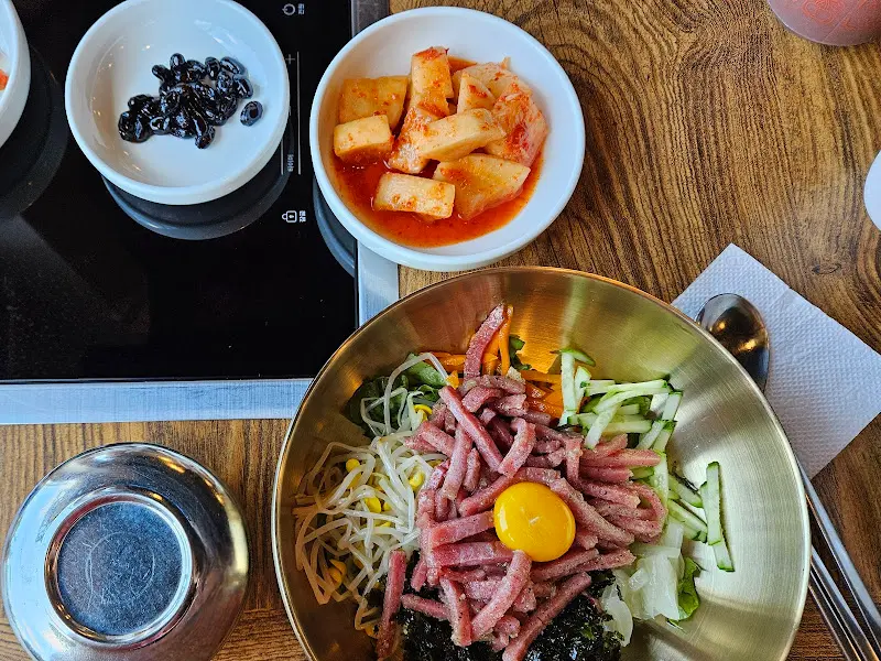 육회비빔밥과 반찬