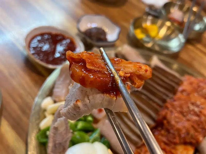 홍어와 수육, 김치의 삼합