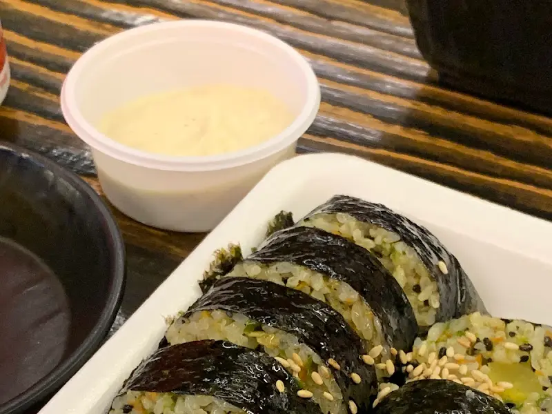 매운 김밥과 마요 소스의 황홀한 만남