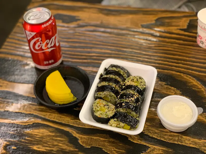 매운 김밥과 콜라의 환상적인 조합