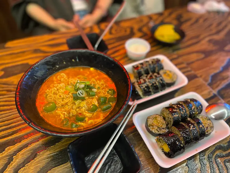 매운 김밥, 라면, 단무지의 완벽한 조화