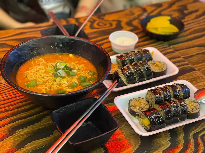 매운 라면과 김밥의 환상적인 만남