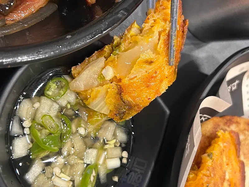 족발 볶음밥 한 입