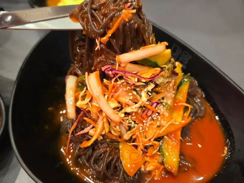 새콤달콤 막국수