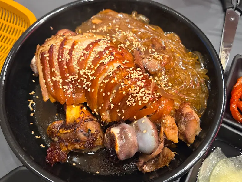 푸짐한 양념족발 한 상